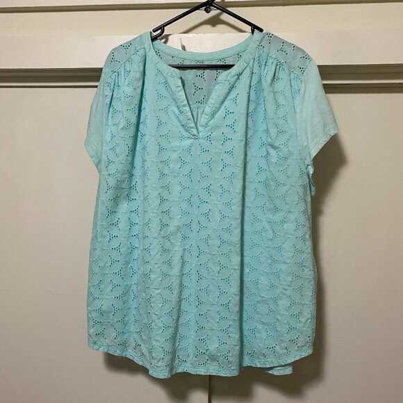 Light, short sleeve blouse in blue Swiss dot material w/flower design, size 2X - Picture 1 of 8